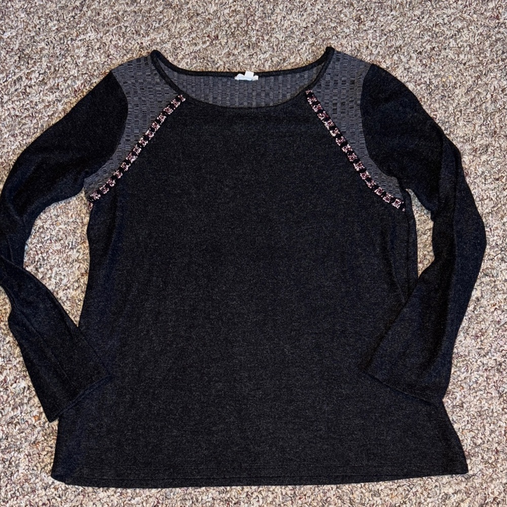 Hem & Thread long sleeve shirt with cool details at shoulders